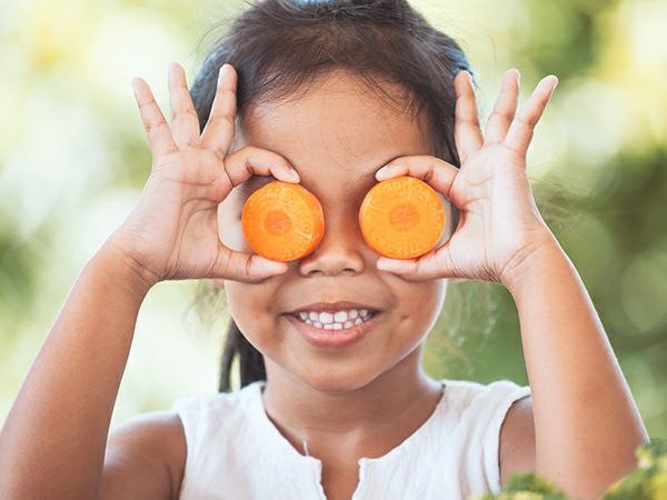 غذاهای مناسب برای کودکان برای حمایت از سلامت چشم